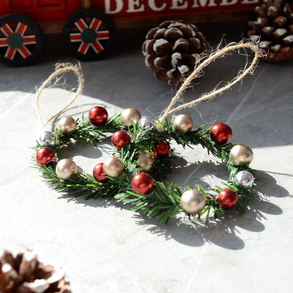 クリスマスリース 冬のベリーのリース（葉付き）